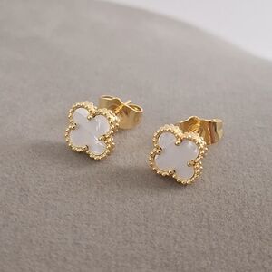 Mother Of pearl clover stud earrings